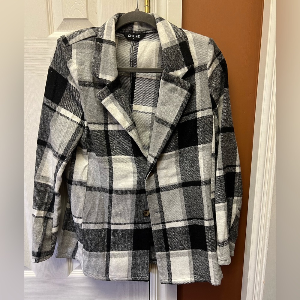 Chicme Women’s Black & White Plaid Jacket. Size L.